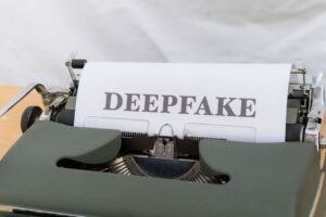 Rosto digital distorcido representando deepfake e privacidade online